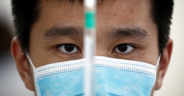 Chinezii vor fi vaccinaţi adiţional cu o doză a serului de la Pfizer