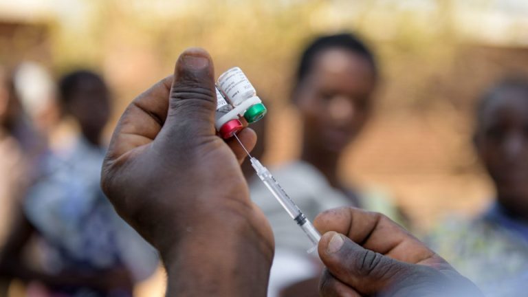 11.000 de vaccinuri anti-EBOLA ajung în Guineea