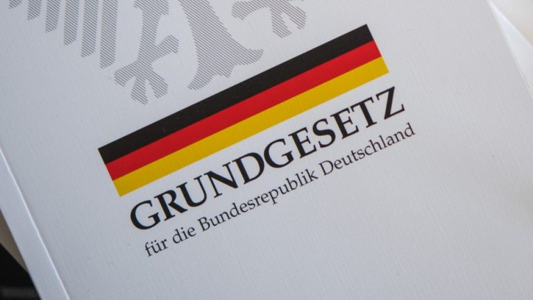 Nemţii vor să scoată din Constituţie termenul de RASĂ