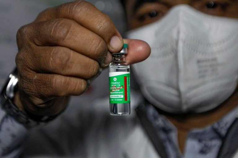 Pakistanul începe vaccinarea medicilor