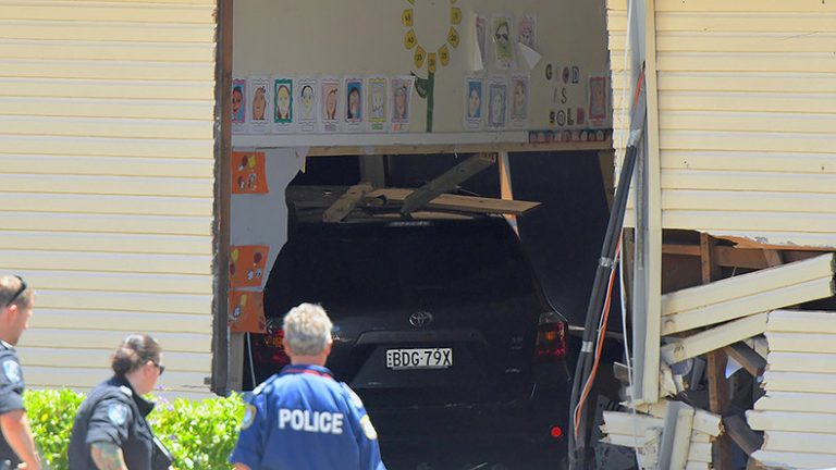Doi copii au murit şi numeroşi sunt răniţi, după ce o maşină de teren A INTRAT cu viteză într-o şcoală din Australia – FOTO/VIDEO
