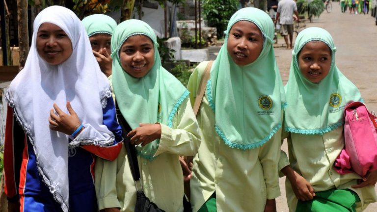 Indonezia INTERZICE obligativitatea purtării vălului islamic în şcoli