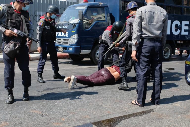 Cadavrul unei manifestante din Myanmar a fost exhumat. Poliţia, exonerată după examinarea rămăşiţelor