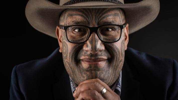 Un parlamentar din Noua Zeelandă REFUZĂ să poarte cravată în plen: ‘Este un cod vestimentar COLONIAL!’