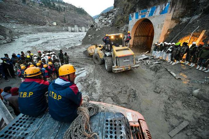 Salvatorii indieni sapă într-un tunel pentru scoaterea la suprafață a 30 de oameni