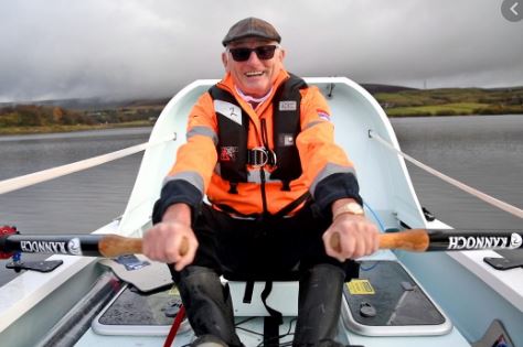 Un bărbat de 70 de ani a traversat Atlanticul într-o barcă cu vâsle