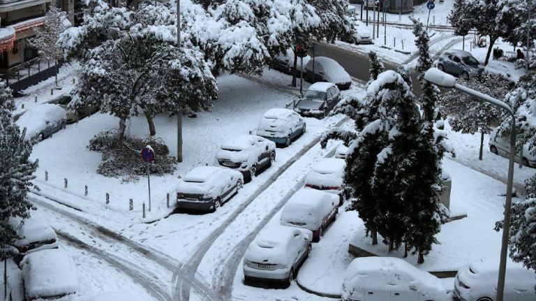 Furtuna ‘Barbara’ a îngropat Atena sub zăpadă