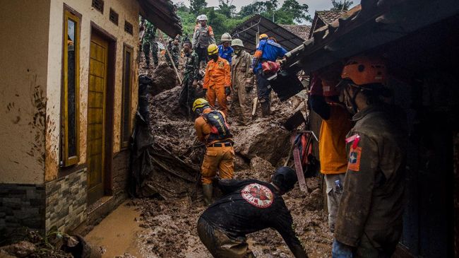 Zece morţi şi nouă dispăruţi într-o alunecare de teren în Indonezia