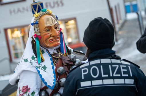 Nemţii sfidează restricţiile şi ies la carnaval