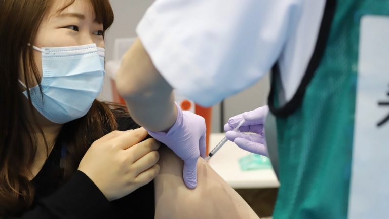 Japonia începe campania de vaccinare anti-COVID