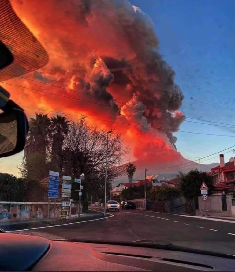 Etna, ploaia de cenușă transformă localitățile și plajele într-un peisaj de coșmar