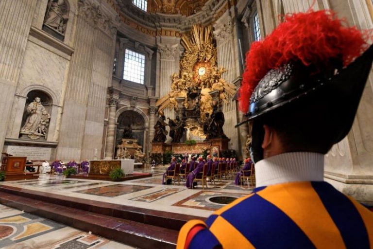 Tribunalul Statului Cetăţii Vaticanului a început procesul care aduce pentru prima dată în boxa acuzaţilor un cardinal