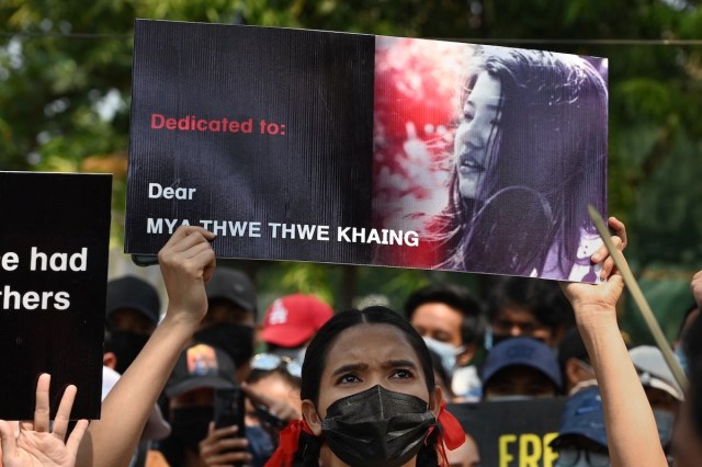 PRIMUL deces în protestele din Myanmar! O tânără împuşcată în cap a murit!