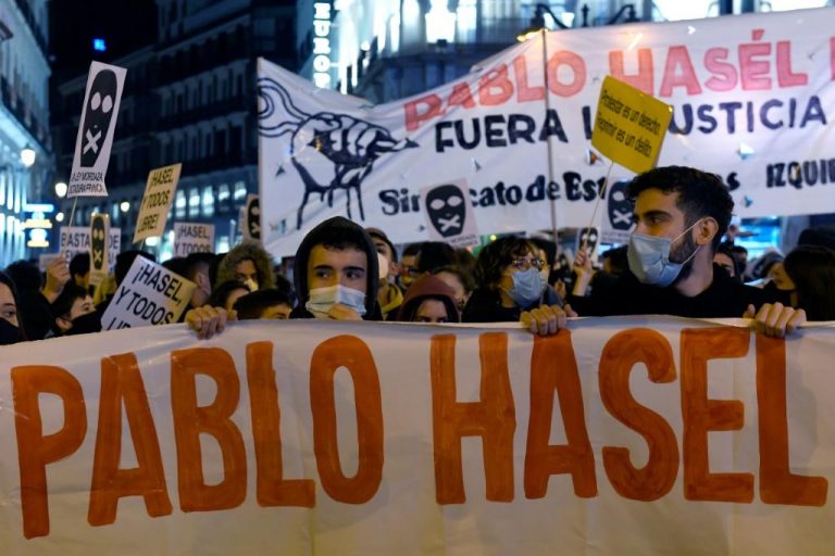 Premierul Spaniei condamnă protestele violente generate de arestarea unui rapper catalan