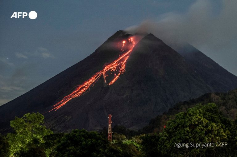 Vulcanul Merapi din Indonezia a erupt, şuvoi de lavă de 1,5 km