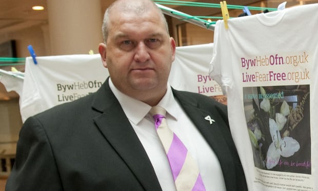 Fost ministru galez, suspendat pentru hărţuire sexuală, a fost găsit mort