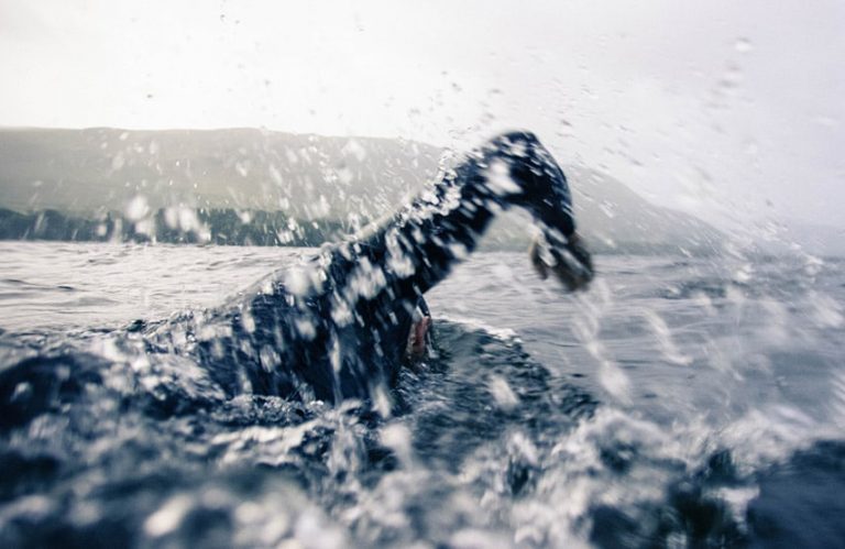 ‘Adevăratul Aquaman’: A înotat 27 de ore pentru a supravieţui tsunamiului devastator din Tonga