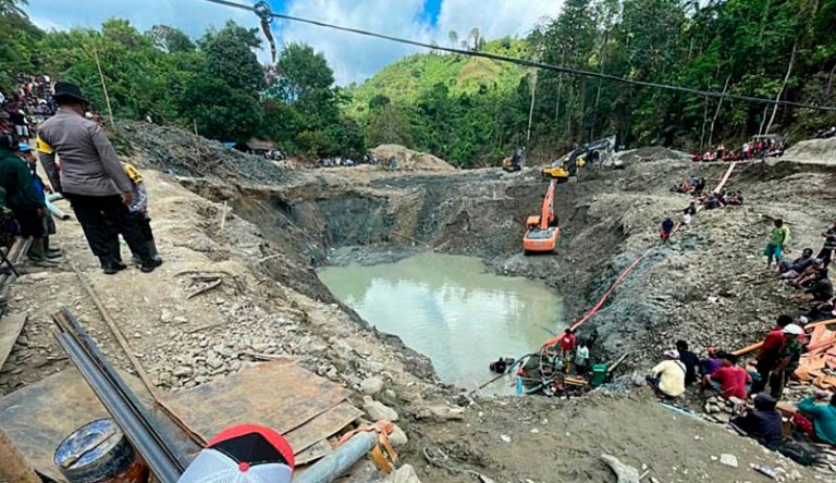 O mină ilegală din Indonezia a fost îngropată de o alunecare de teren. Șase oameni au murit şi unul este dat dispărut