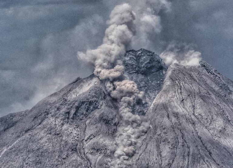 ERUPŢIE puternică a unui vulcan din Indonezia