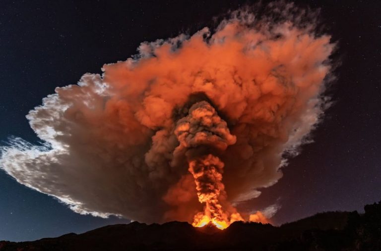 Vulcanul Etna din Sicilia a erupt din nou, expulzând lavă şi cenuşă