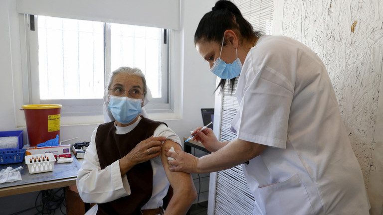 Guvernul israelian creşte presiunea asupra cetăţenilor pentru al treilea vaccin anti-COVID-19