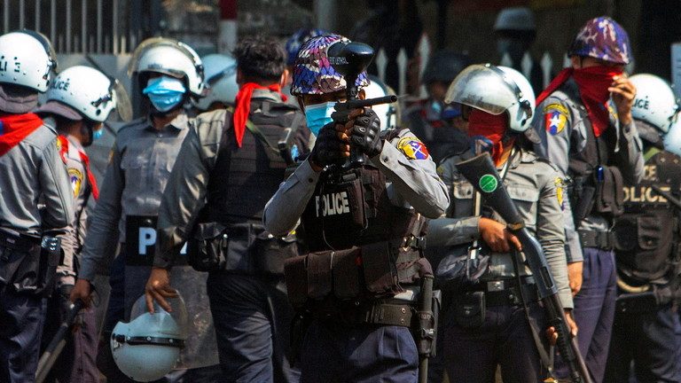 Cinci morţi după ce forţele de securitate din Myanmar au lovit cu maşina protestatari anti-juntă