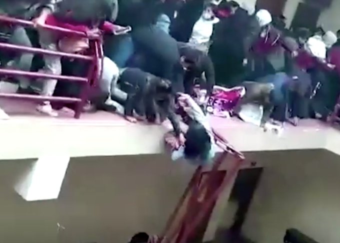 A CĂZUT balustrada cu ei! Cel puţin 7 studenţi au murit – VIDEO