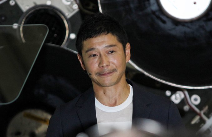 Un miliardar japonez caută opt pământeni care să-l însoţească într-o călătorie în jurul Lunii