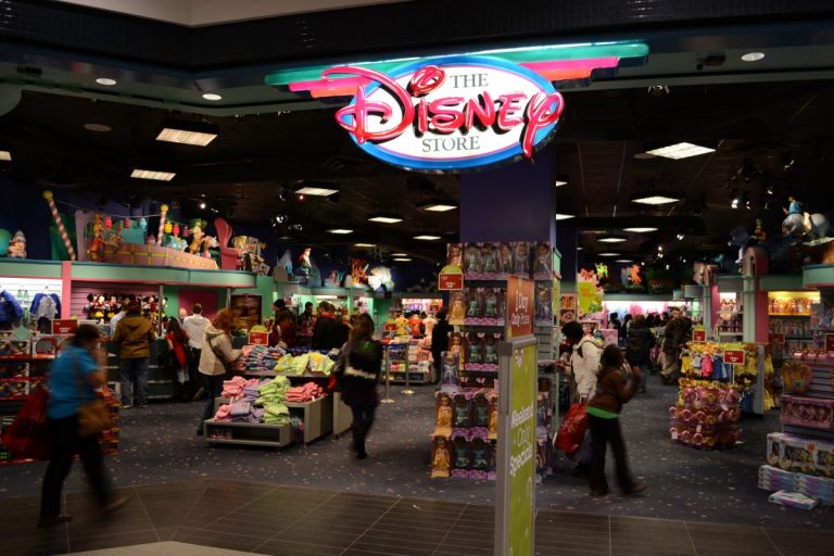 Disney îşi ÎNCHIDE zeci de magazine din America de Nord