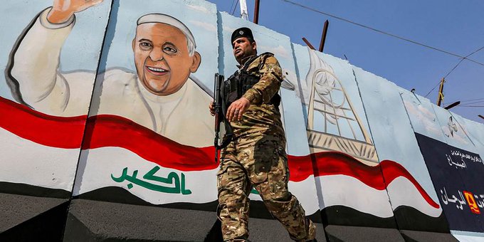 Papa Francisc foloseşte o maşină blindată pentru desplasările sale în Irak