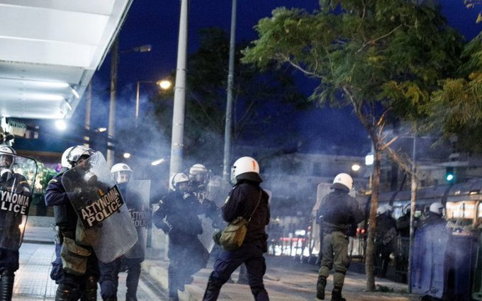 Poliţia greacă a folosit gaze lacrimogene şi tunuri cu apă împotriva pompierilor care protestau la Atena