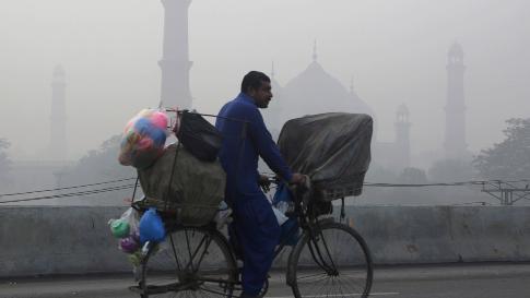 Smogul face ravagii şi în Pakistan, unde nici măcar nu se cunoaşte amploarea poluării