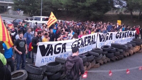 Catalonia este PARALIZATĂ de o grevă susţinută de separatişti. Autostrăzi şi trenuri blocate – FOTO/VIDEO