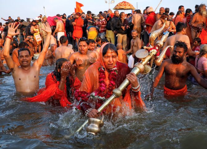 Indienii ignoră orice restricție și se scaldă de voie în Gange – VIDEO