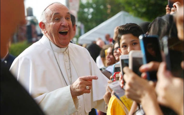 Papa Francisc le cere credincioşilor să nu mai facă poze în timpul slujbei: ‘Nu este un spectacol!’