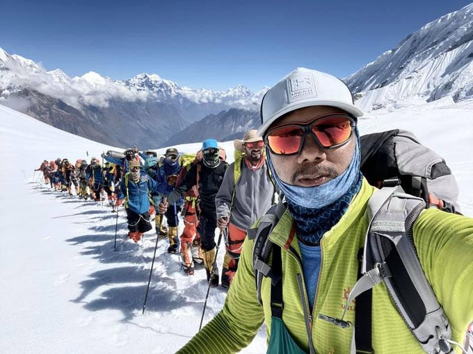 Un şeic arab, care dorea să escaladeze Everestul, a fost prins cu 2.000 de vaccinuri anti-COVID