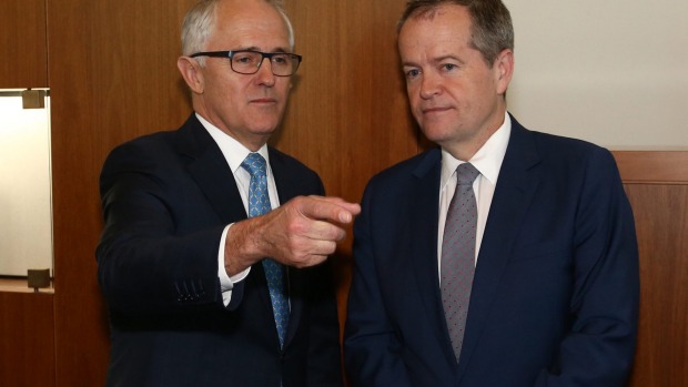 Premierul australian continuă să se contrazică cu opoziţia pe tema dublei cetăţenii