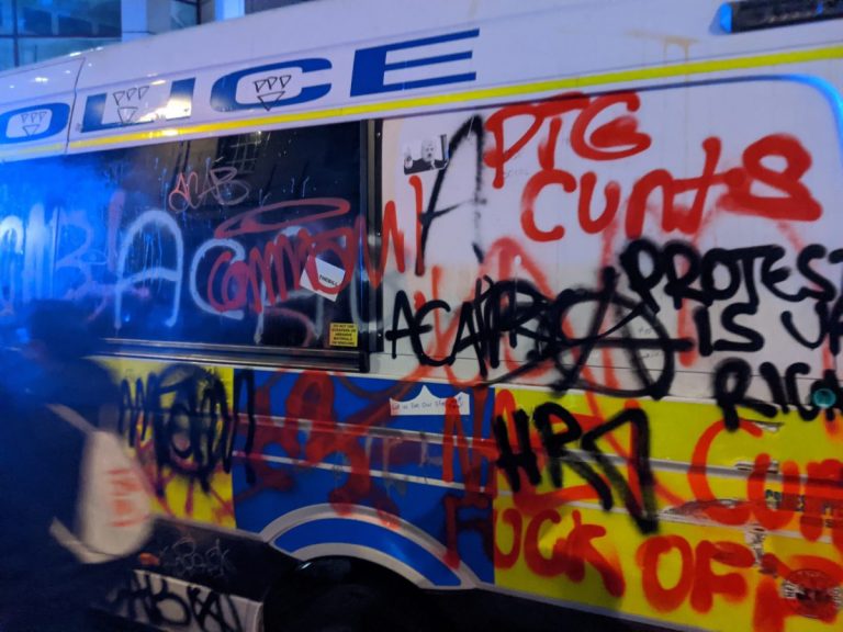 Proteste violente împotriva poliției din Bristol – VIDEO