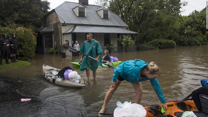 Zeci de mii de australieni sunt evacuaţi din calea inundaţiilor