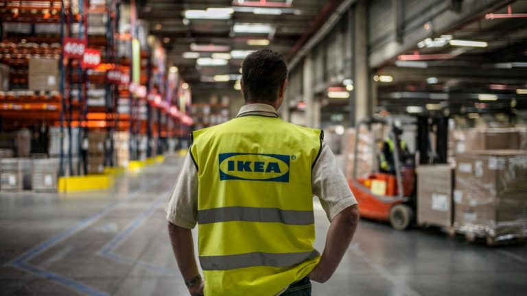 Ikea începe să-şi VÂNDĂ fabricile din Rusia