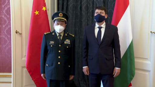 În plin scandal cu UE, ministrul chinez al Apărării face o vizită-fulger în Ungaria