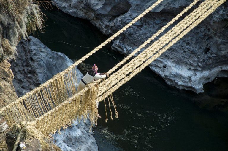 ULTIMUL pod incaş S-A PRĂBUŞIT în râul Apurimac