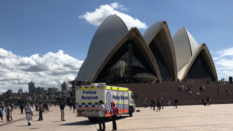 Protest inedit în Australia. S-au urcat pe acoperişul Operei din Sydney în sprijinul refugiaţilor – VIDEO