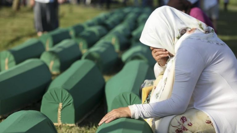 Adunarea Generală a ONU a adoptat o rezoluţie de instituire a Zilei de comemorare a genocidului de la Srebrenica, denunţată de sârbi