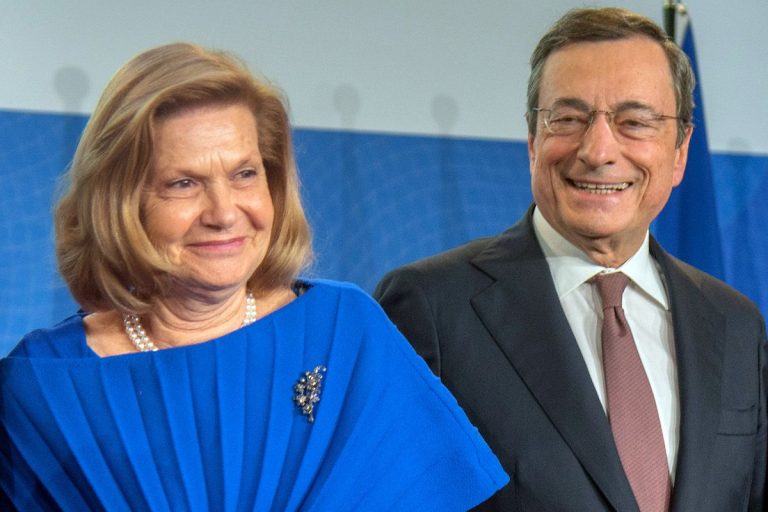 Mario Draghi şi soţia sa s-au vaccinat cu AstraZeneca în gara Termini