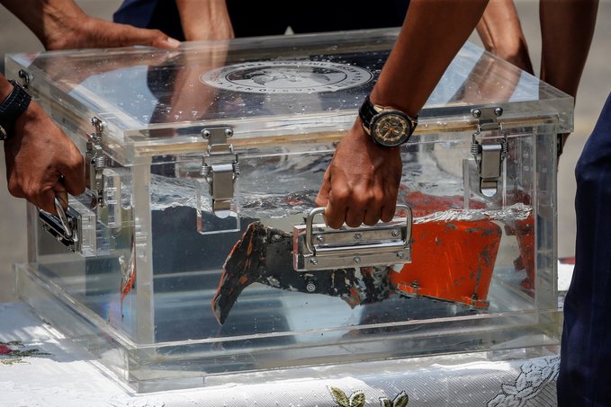 La trei luni după tragedie, a fost găsită a doua cutie neagră a avionului PRĂBUŞIT pe coasta indoneziană