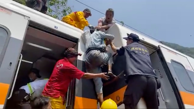 Tren de pasageri DERAIAT în TUNEL! Sunt zeci de morţi şi răniţi! – VIDEO