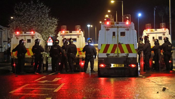 Noi violenţe au izbucnit în Irlanda de Nord, în pofida apelurilor la calm din partea Londrei şi Dublinului