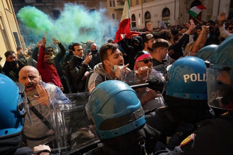 Poliţia italiană a arestat reprezentanţi ai partidului de extremă dreapta după o manifestaţie împotriva certificatului verde