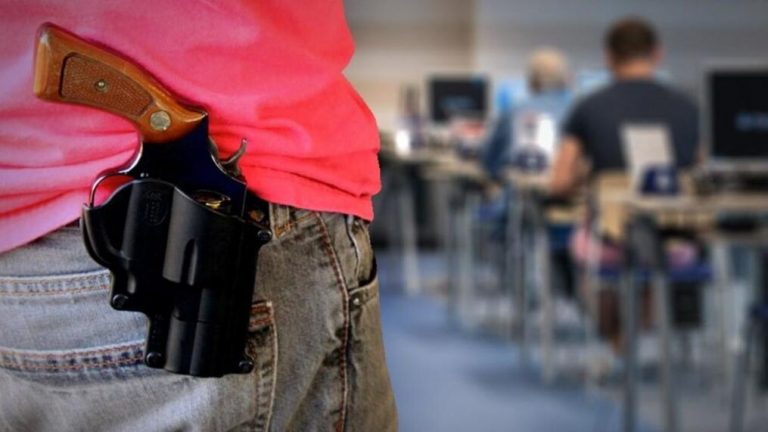 Interzicerea vânzării pistoalelor tinerilor sub 21 de ani încalcă dreptul constituţional la arme de foc în SUA